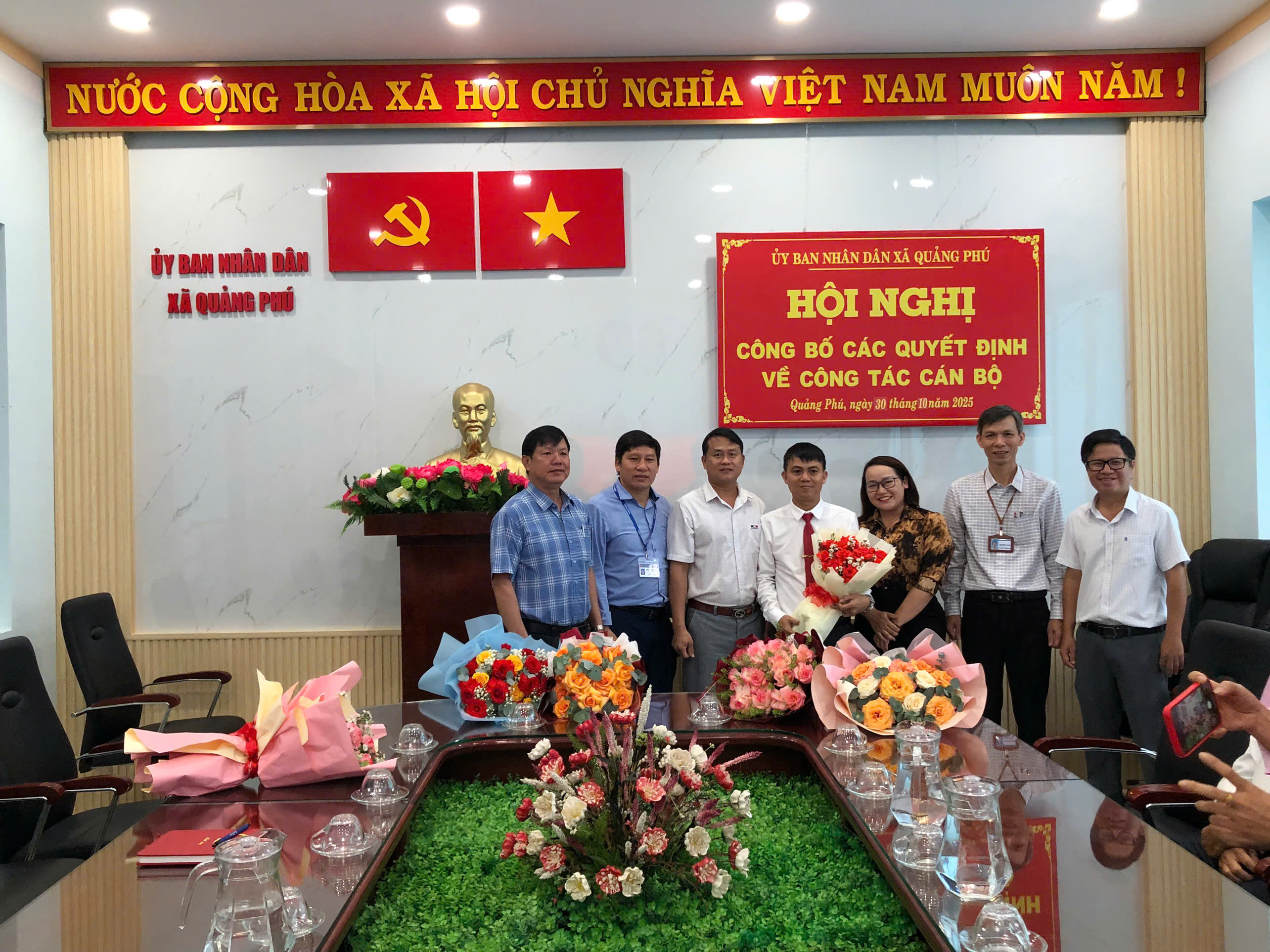lãnh đạo UBND xã, Ban giám hiệu tăng hoa chuc mung
